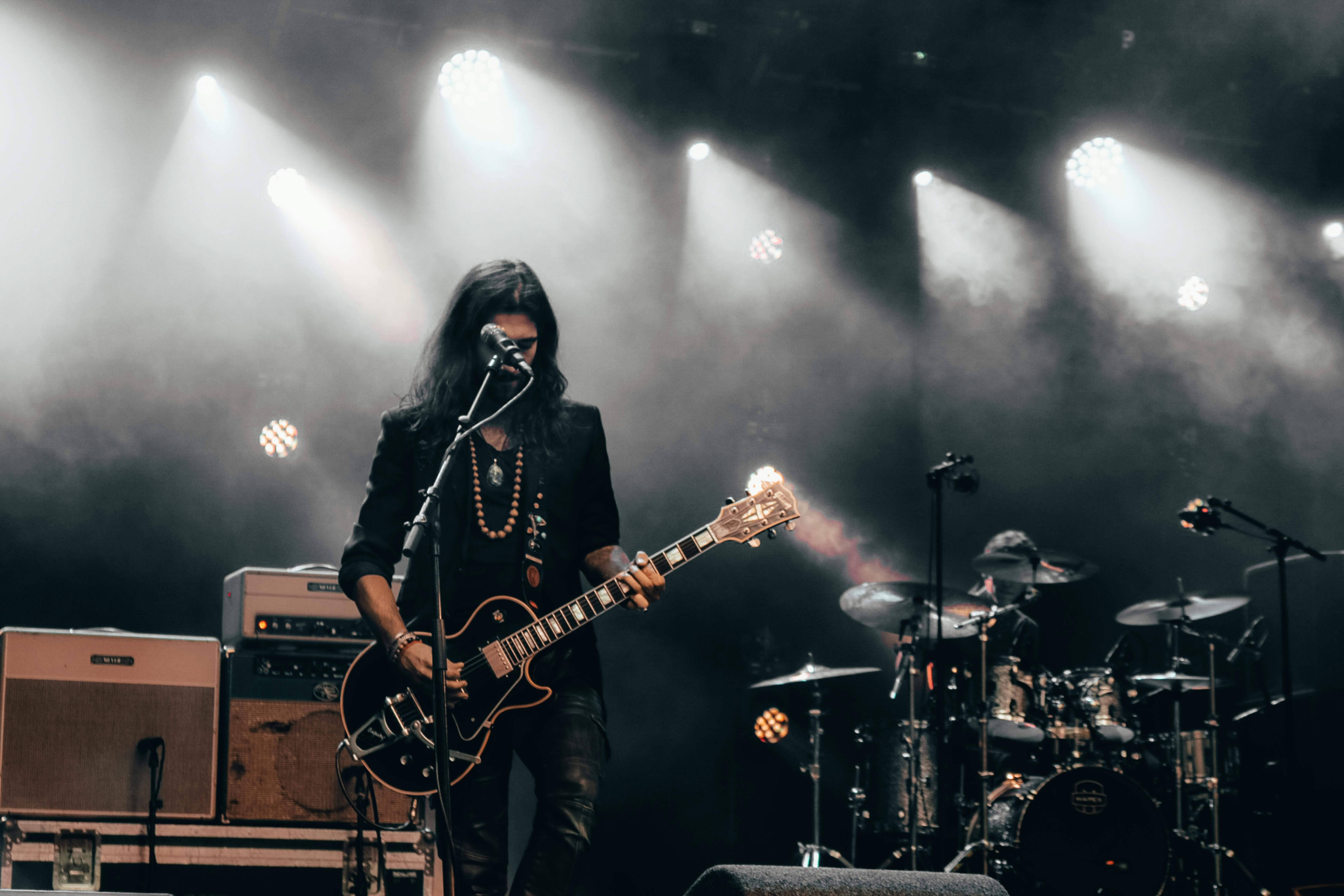 Mann spielt auf einer Gitarre bei einem Konzert mit dem Equipment von Backlinerent